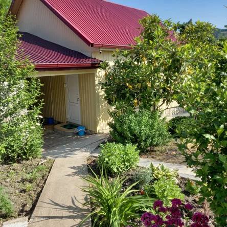 Отдельный домик на два номера с просторной общей кухней столовой